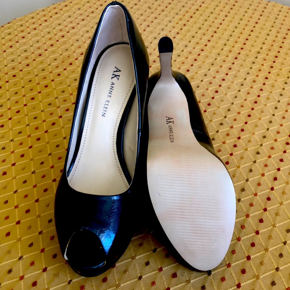 Anne Klein Navy Blue Serafina size 6.5 Heels